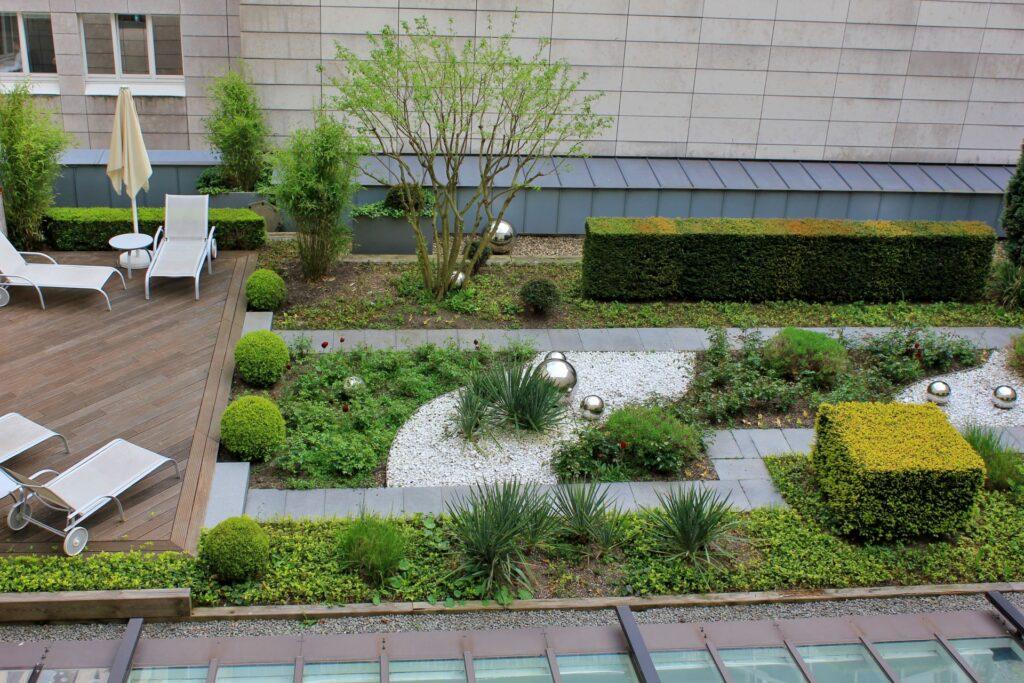 Gründach mit Terrassenbereich und bepflanztem Beet.