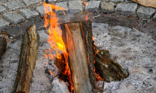 Lagerfeuer-Romantik: Wie man sicher und sauber im Garten feuert