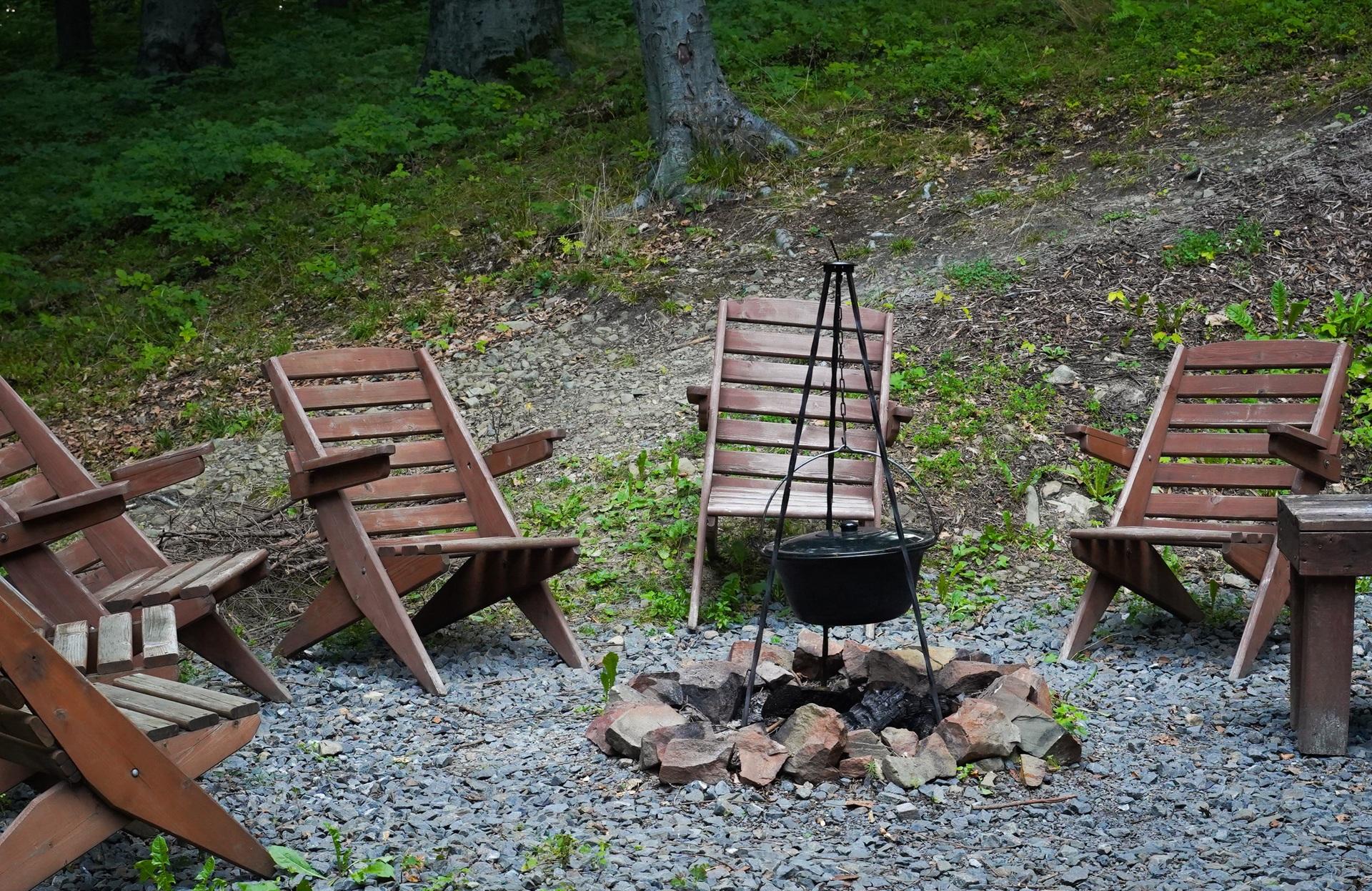 Sitzgruppe mit Feuerstelle im Waldgarten | Brennholz Olching